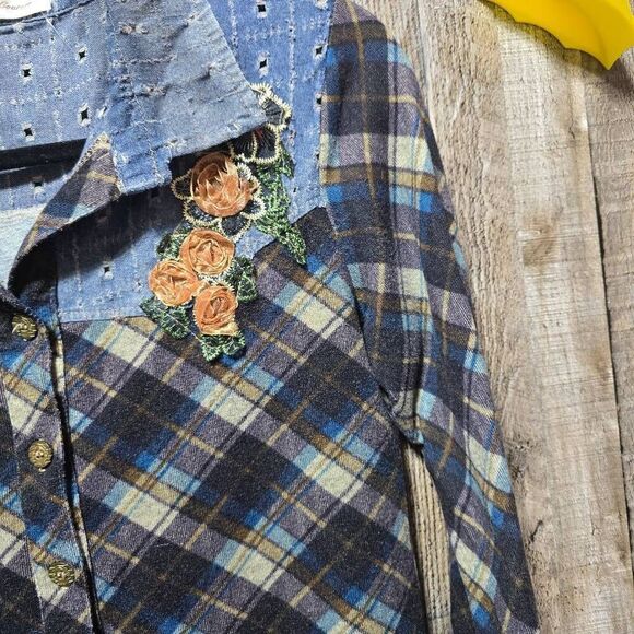 SIMPLY COUTURE Floral Applique Plaid Long Sleeve Cut Out Blouse Shirt - Picture 2 of 6